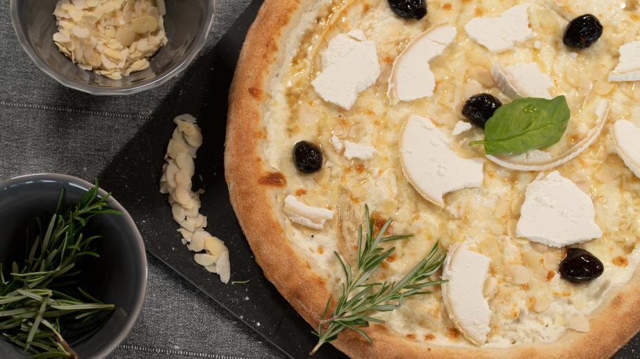 Pizza blanche chèvre, olives et amandes effilées - restaurant Luma