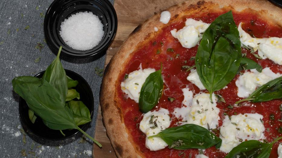 Pizza margherita, mozzarella et basilic frais - restaurant Luma