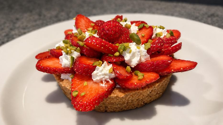 Tartelette fraises et chantilly, éclats de pistache - restaurant Luma